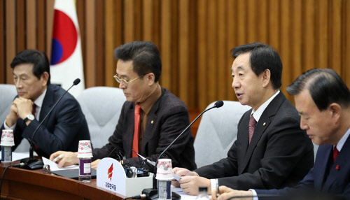 김성태 한국당 원내대표가 12일 오전 국회에서 열린 원내대책회의에서 정부의 가상화폐 거래소 폐쇄 방침을 비판했다./연합뉴스